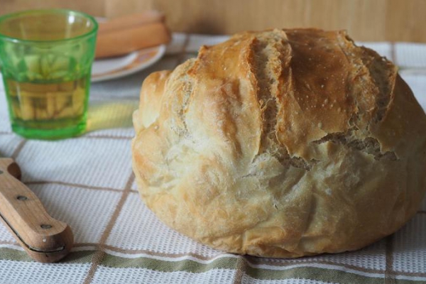 Chleb pszenny, drożdżowy, z naczynia żaroodpornego