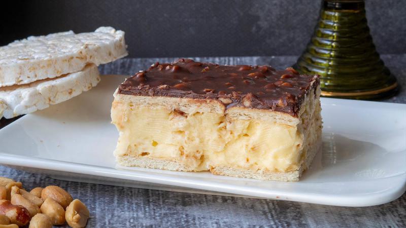 Ciasto z kremem budyniowym i płatkami ryżowymi