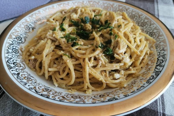 Spaghetti w sosie śmietanowym z pesto