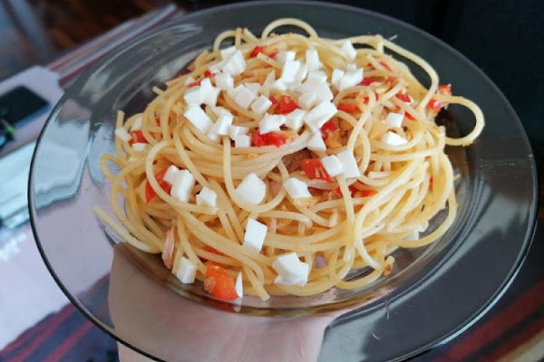Spaghetti z tuńczykiem, papryką i mozzarellą