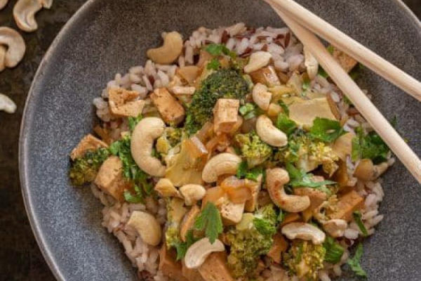 Tofu w sosie hoisin z brokułami