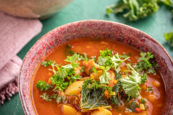Indyjska zupa z boczniakami i jarmużem