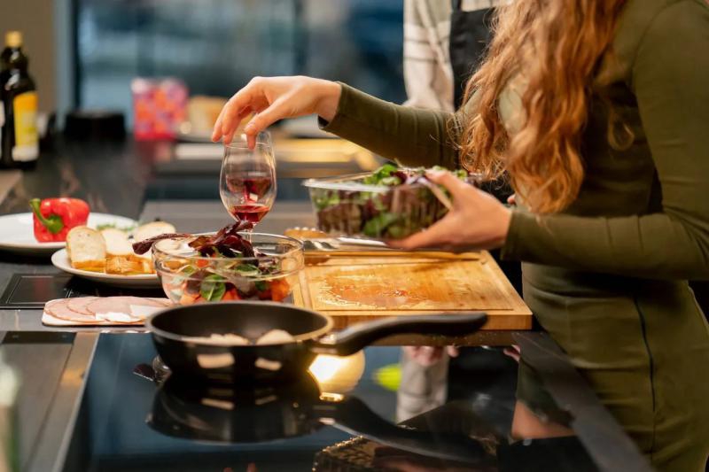 Wino w kuchni: jak aromaty winne zmieniają charakter potraw?