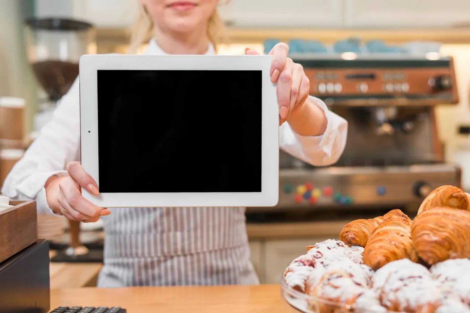 Wielogodzinna praca i płynna zmiana grafik – dlaczego restauracje wybierają cyfrowe menu boardy?