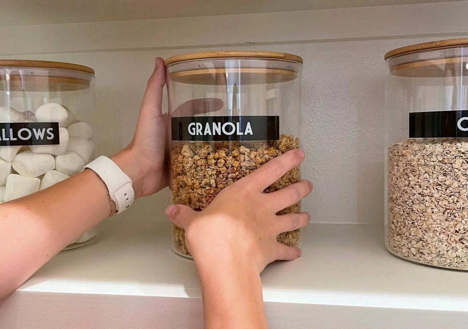 Kuchnia w duchu less waste. Jak zorganizować przestrzeń na produkty sypkie?