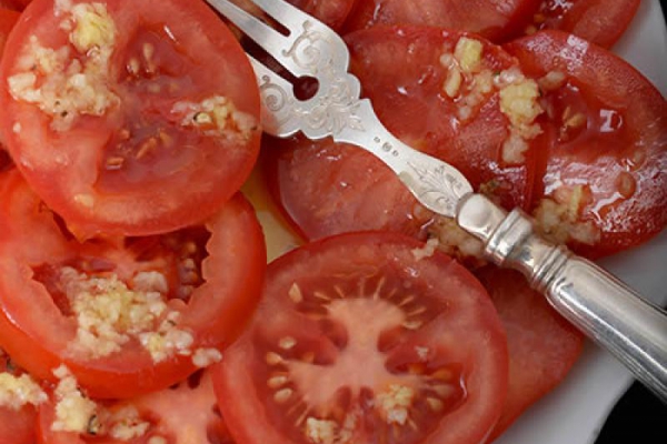 Sałatka pomidorowa. Z czosnkowo – imbirowym dressingiem.