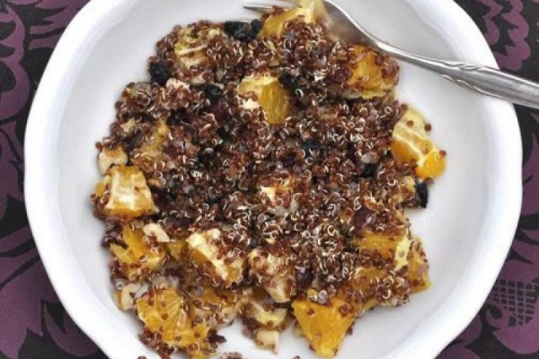 Sałatka z quinoa, pomarańczy, imbiru, orzechów z dodatkiem suszonych owoców i miodu