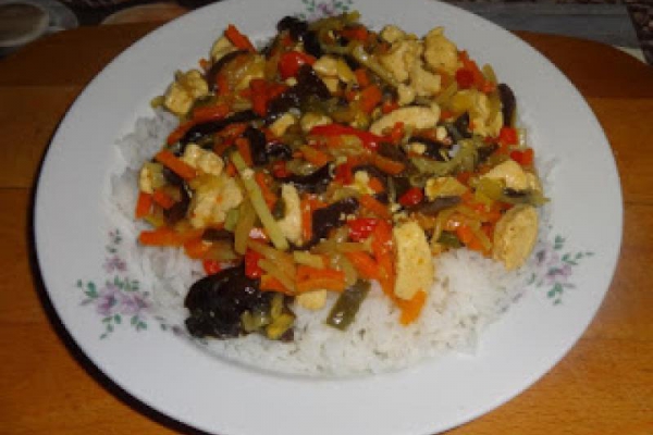 Azjatyckie danie z warzywami i ryżem.