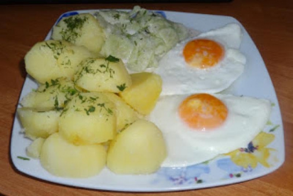 Jajka sadzone, młode ziemniaki i mizeria z ogórka.