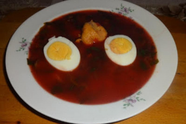 Zupa z botwinki z jajkiem.