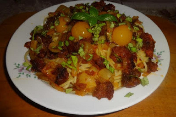 Makaron Spaghetti z kiełbasą chorizo, cebulą i pomidorkami.