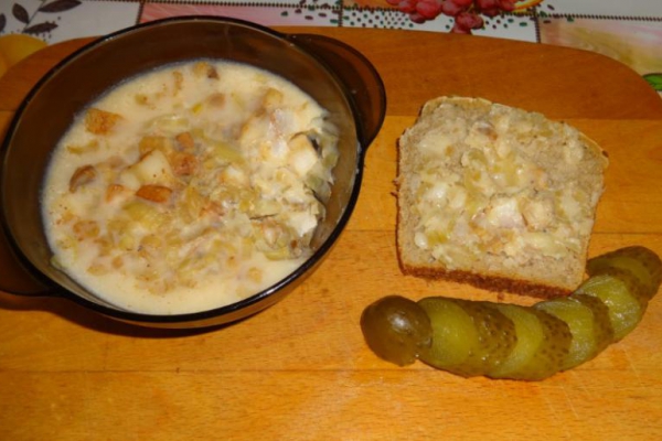 Domowy smalec ze skwarkami i cebulą na chleb.