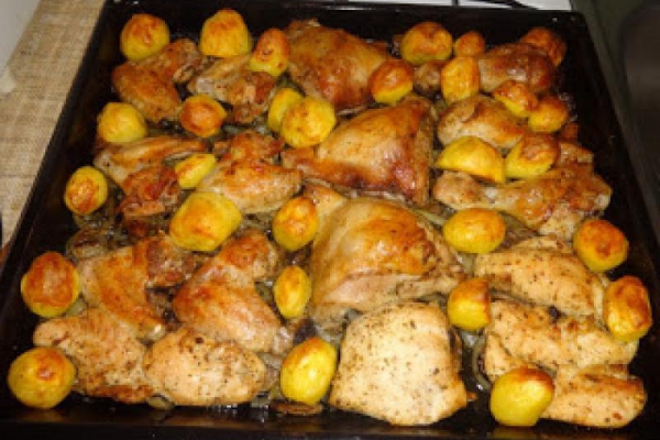 Pieczone części z kurczaka z cebulą, pieczarkami i ziemniakami.