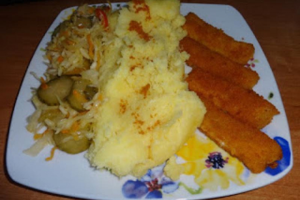 Paluszki rybne z mintaja, ziemniaki, surówka.