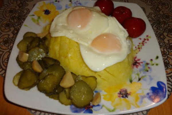 Jajka sadzone z ziemniakami i mizerią z ogórków.