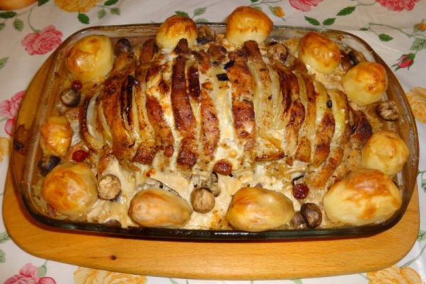 Schab faszerowany boczkiem i cebulą na kapuście z pieczarkami i kartofelkami.