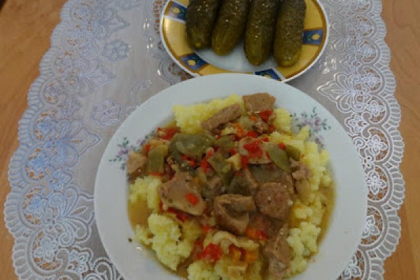 Gulasz węgierski z ziemniakami i kiszonym ogórkiem.
