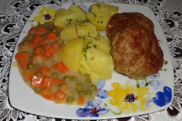 Kotlet mielony, ziemniaki i marchewka z groszkiem.