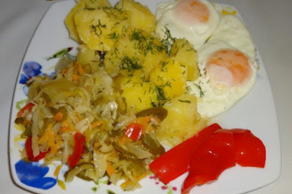 Sadzone jajka, ziemniaki i sałatka z warzyw.
