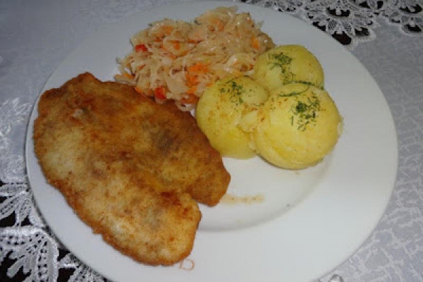 Morska ryba smażona, ziemniaki surówka.