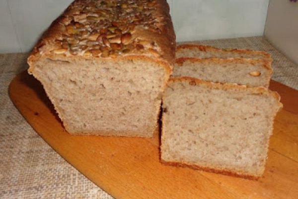 Chleb pszenny na żytnim zakwasie posypany pestkami dyni i słonecznika.
