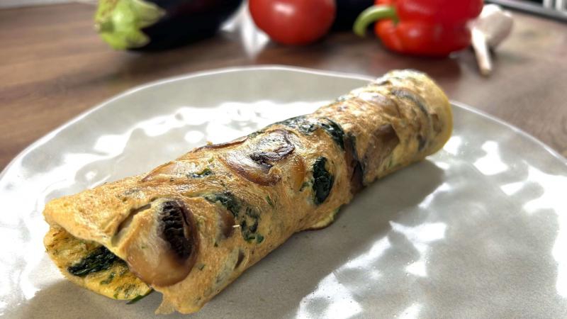 Omlet ze szpinakiem i pieczarkami