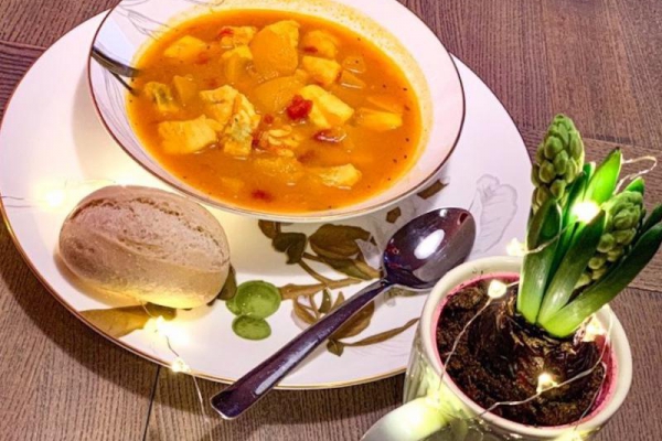 Zupa curry z brzoskwiniami i rybą – farerska Karrysuppe