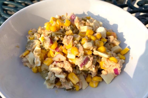Sałatka Weselna – ogórek konserwowy, tuńczyk, ser żółty, kukurydza