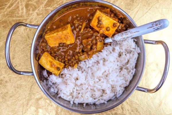 Curry z zieloną soczewicą i tofu