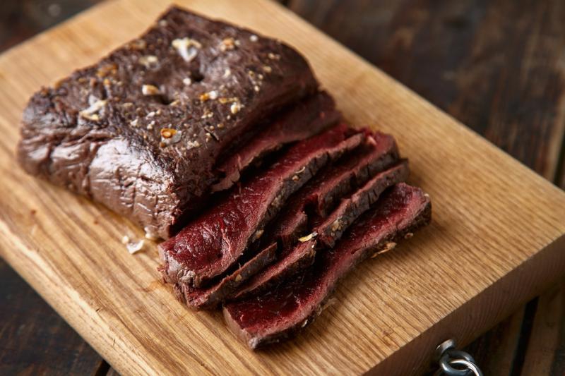 Pastrami w domowej wersji: dym, korzenne nuty i mostek, który rozpada się pod nożem
