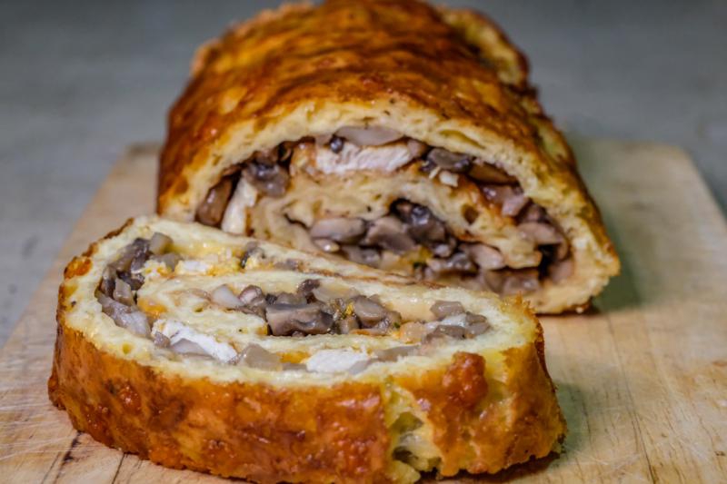 Pieczona rolada serowa z kurczakiem i pieczarkami – keto i bez glutenu