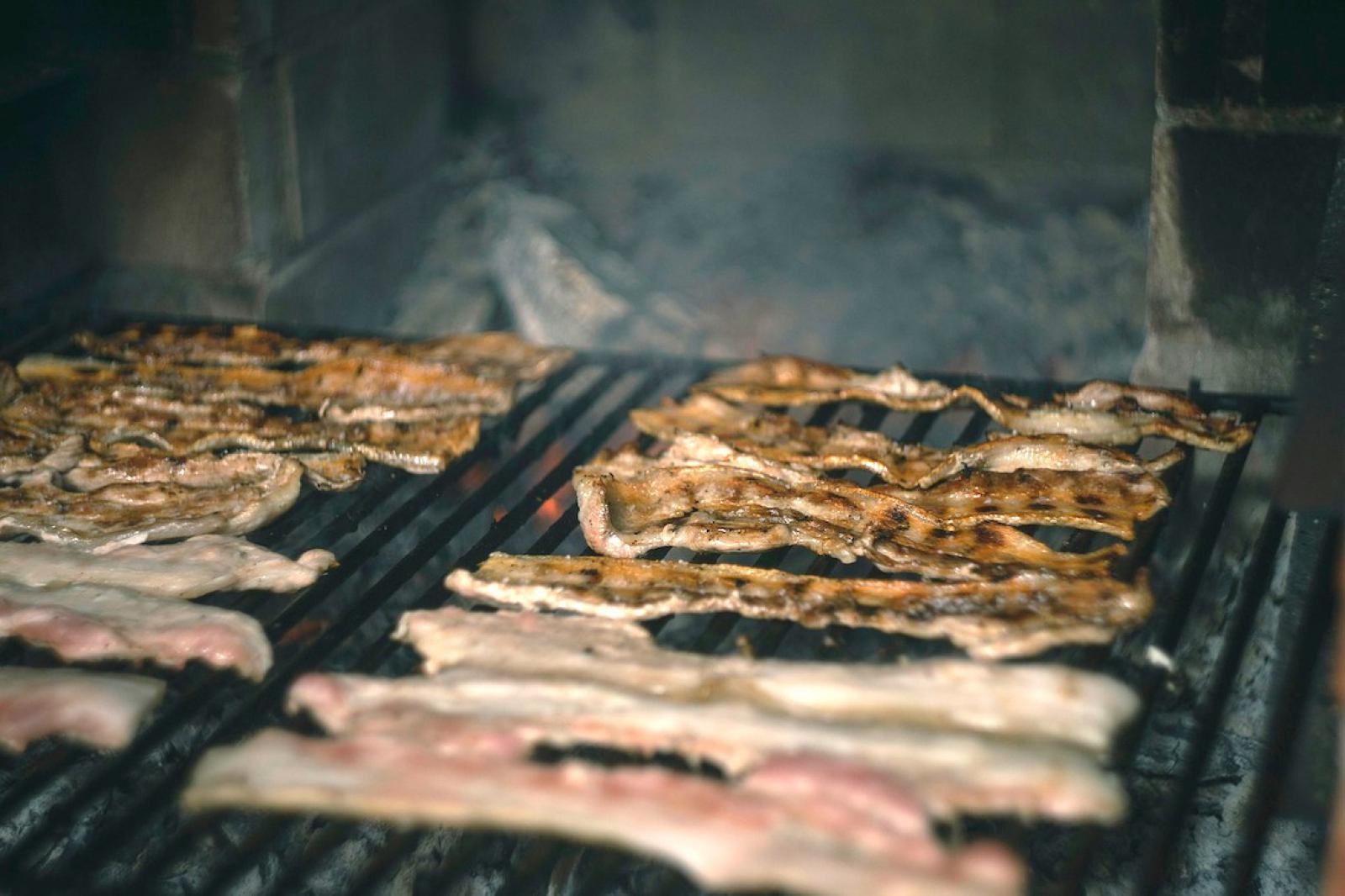 Boczek z grilla bez tajemnic – najlepsze przyprawy i sposób przygotowania