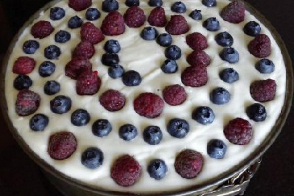 Fioletowy tort z masą jogurtową z borówkami