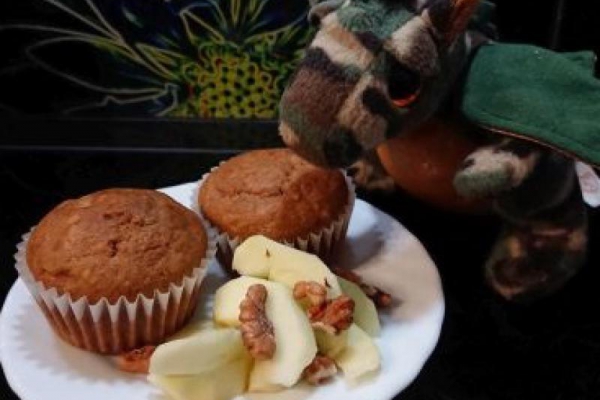 Muffinki jabłkowo-cynamonowe z orzechami