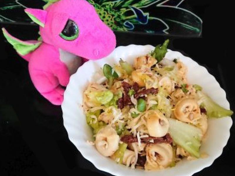 Sałatka z tortellini i suszonymi pomidorami