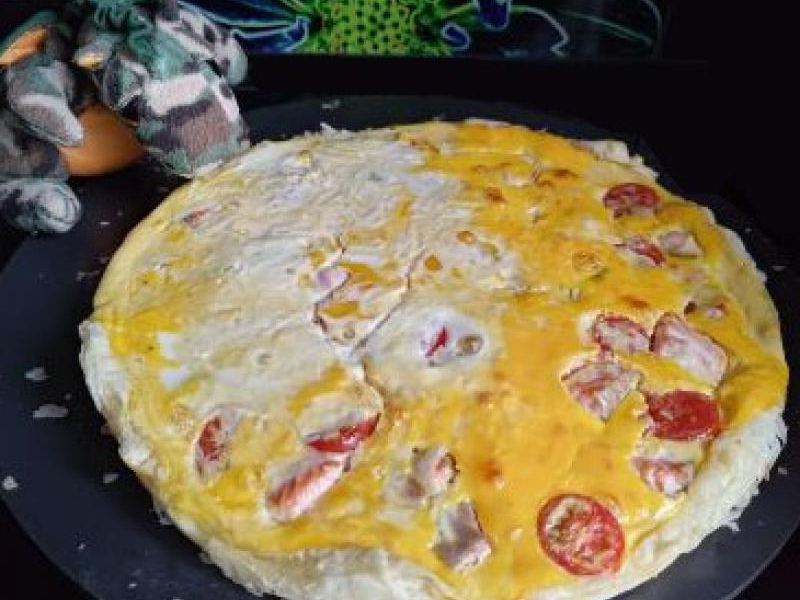 Tarta z łososiem i pomidorkami