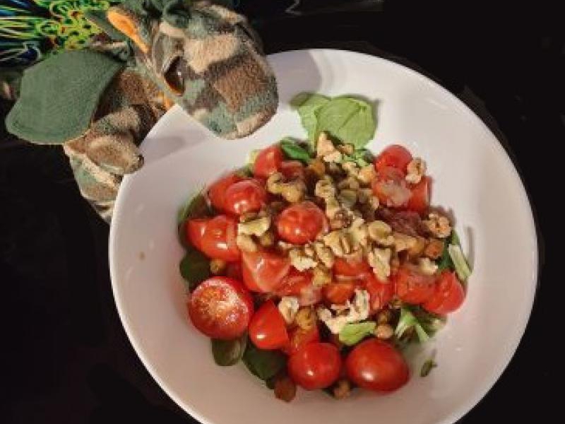 Sałatka z pieczonej cieciorki z roszponką