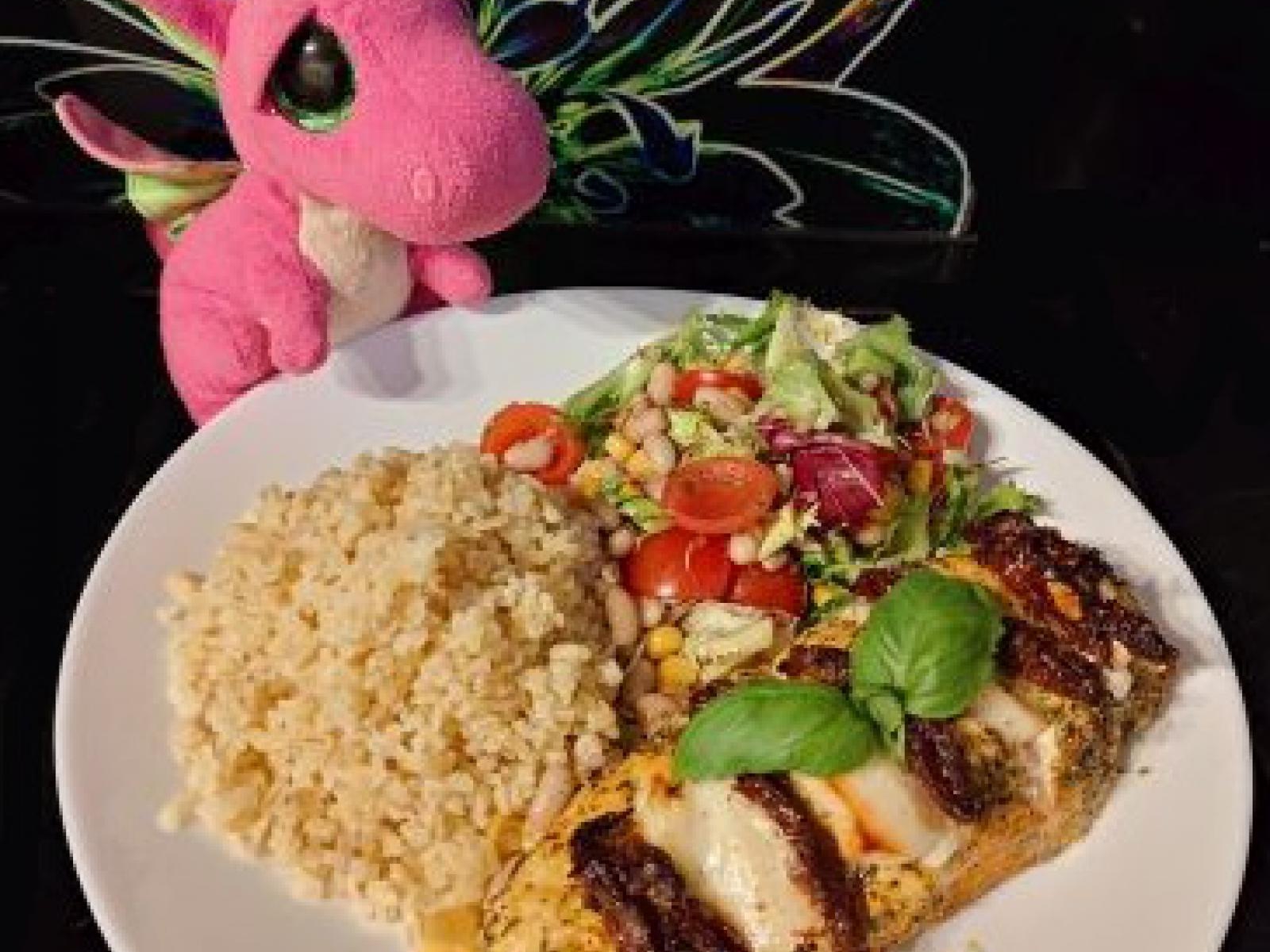 Kurczak zapiekany z halloumi i suszonymi pomidorami