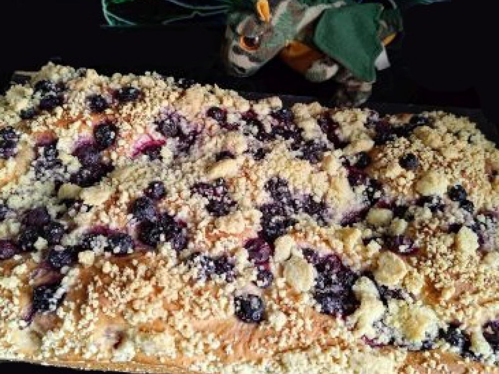 Ciasto drożdżowe z borówkami i kruszonką
