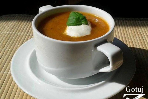 Dietetyczna zupa-krem z cukinii i pomidorów