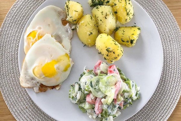 Szybki Obiad: Jajka Sadzone z Młodymi Ziemniakami i Mizerią