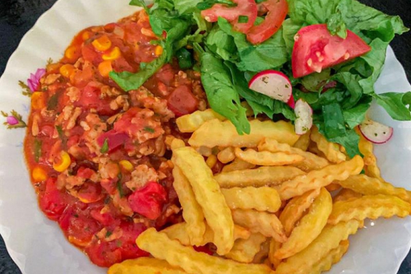 Szybki Obiad: Mięso Mielone w Sosie Pomidorowym z Frytkami