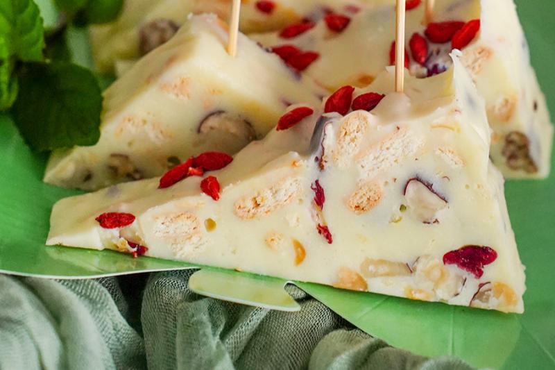 Blok czekoladowy z mlekiem w proszku, orzechami i żurawiną