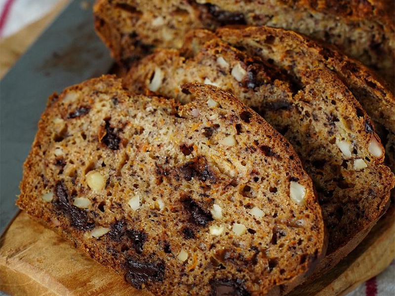 Chlebek bananowy z orzechami i czekoladą