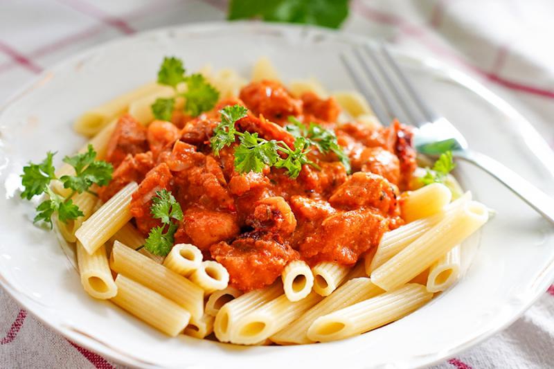 Makaron z kurczakiem z pesto paprykowym – szybki i pyszny obiad