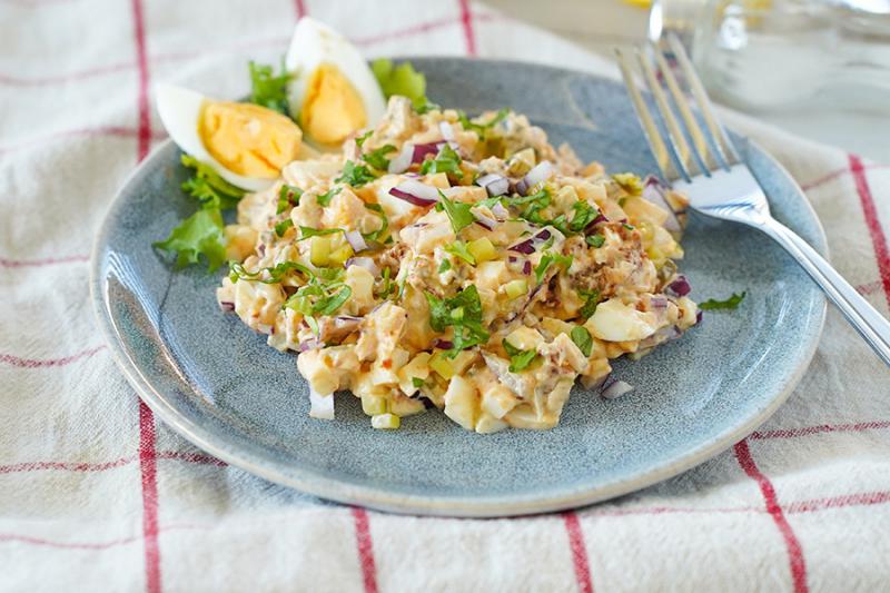 Sałatka z jajkiem i suszonymi pomidorami