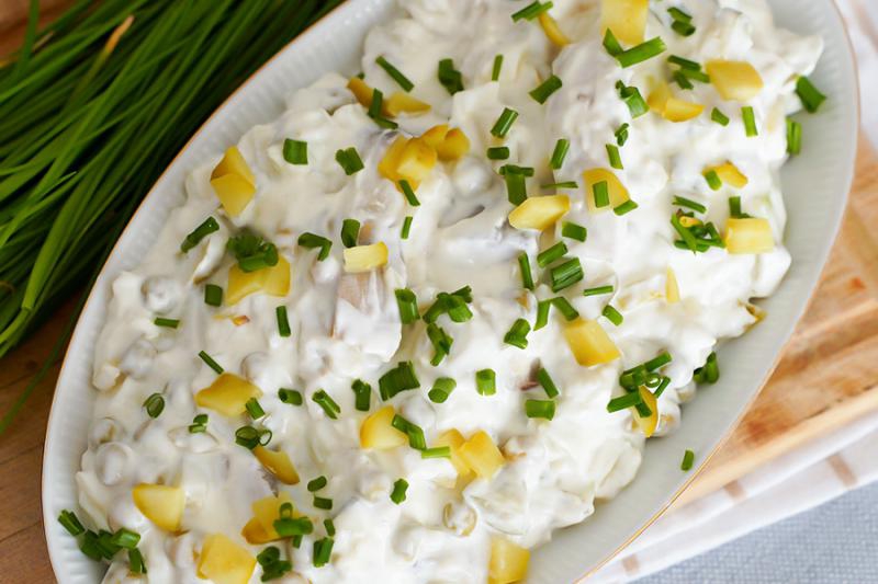 Sałatka śledziowa z groszkiem konserwowym