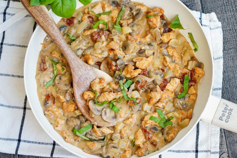 Kurczak w sosie z pieczarkami i gruszką