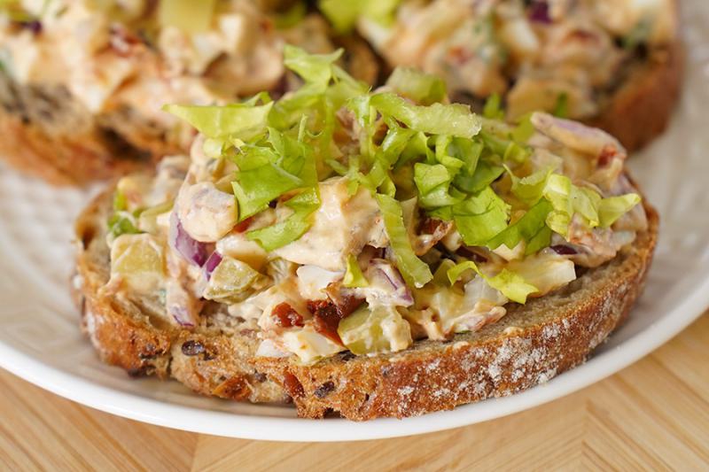 Pasta kanapkowa z jajkiem i suszonymi pomidorami