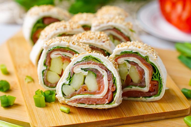 Roladki z tortilli z łososiem i sezamem